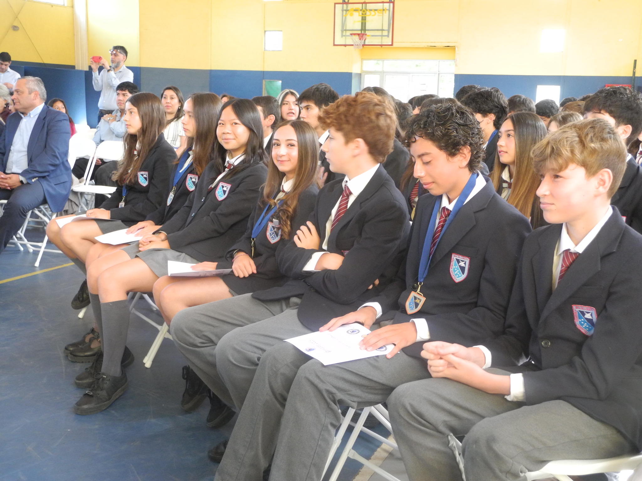 Tal como sucedió el viernes 12 de diciembre, el día 15 fue el turno para la Premiación de los Alumnos Destacados del 2° Ciclo que cubre de 7° Básico a III° Año de Enseñanza Media. La ceremonia que contó nuevamente con la presencia de los Padres y Apoderados de estos alumnos contó también con la presencia de la Directiva del Colegio y profesores que cubren este ciclo lo que dio más realce a la ceremonia.
